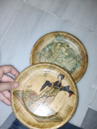 Platos de bambú decorados con figuras