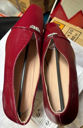 Zapatos rojos de charol con detalle