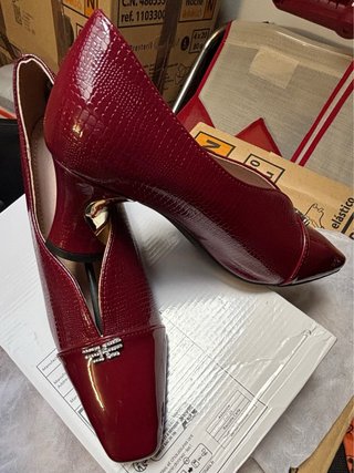 Zapatos rojos de charol con detalle