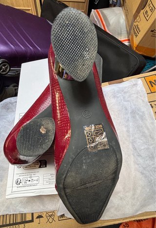 Zapatos rojos de charol con detalle