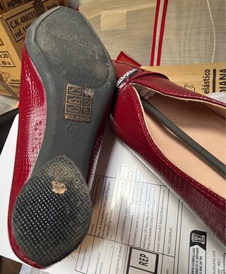 Zapatos rojos de charol con detalle