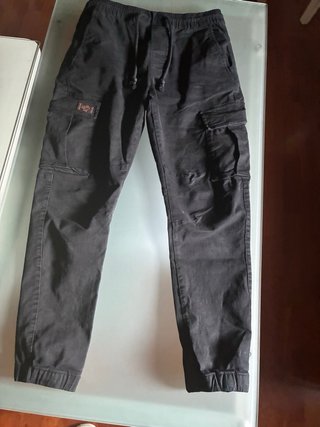 Pantalón cargo Zara negro talla S.