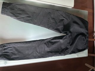 Pantalón cargo Zara negro talla S.