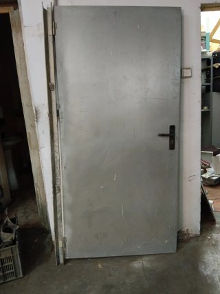 Puerta metálica gris