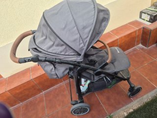 Carrito de bebé gris