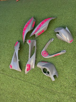 Cachas Yamaha Jog RR grises con detalles rosas