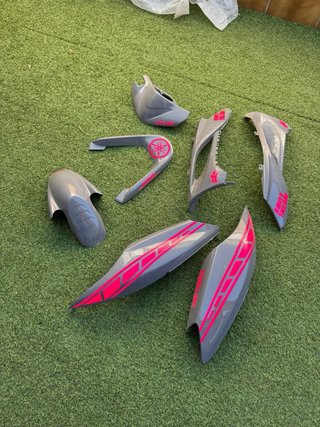 Cachas Yamaha Jog RR grises con detalles rosas