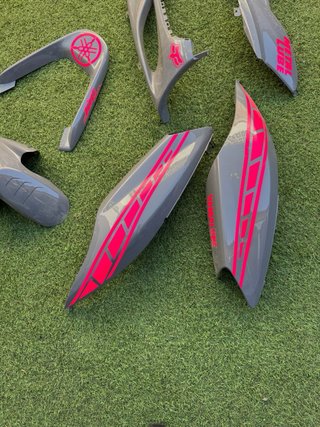 Cachas Yamaha Jog RR grises con detalles rosas