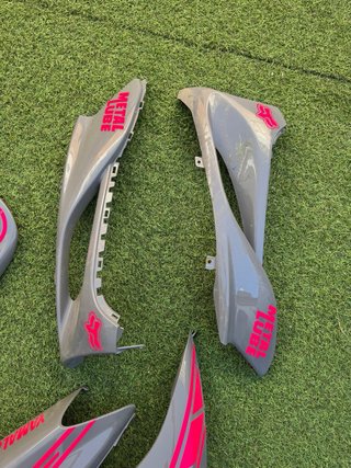 Cachas Yamaha Jog RR grises con detalles rosas