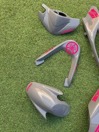 Cachas Yamaha Jog RR grises con detalles rosas