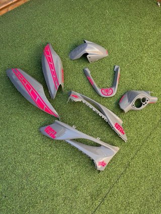 Cachas Yamaha Jog RR grises con detalles rosas
