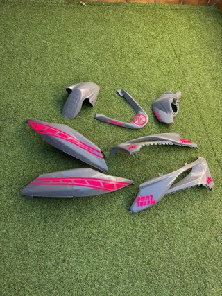 Cachas Yamaha Jog RR grises con detalles rosas