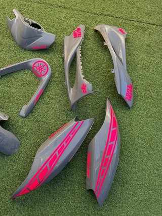 Cachas Yamaha Jog RR grises con detalles rosas