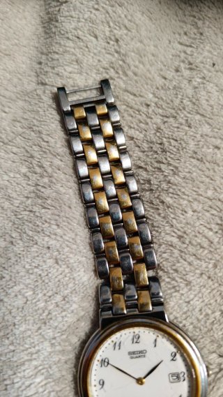 Reloj Seiko Quartz Dorado y Plateado