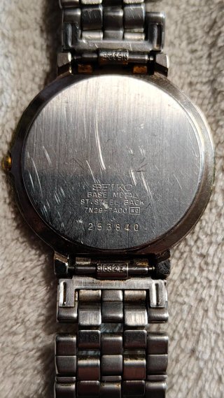 Reloj Seiko Quartz Dorado y Plateado