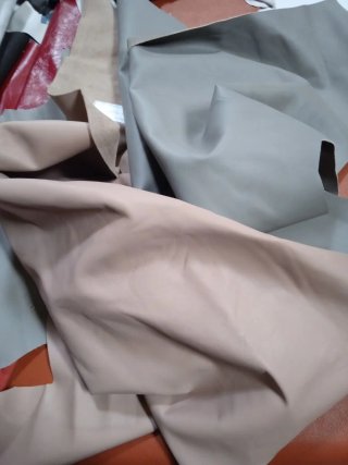 Lote 2 piezas piel marrón claro y gris. 25€.