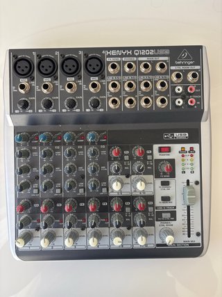 Mesa de Mezcla Behringer Xenyx Q1202USB