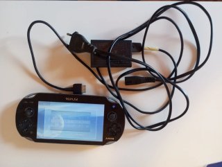 Ps Vita OLED PCH-1004 Negra + Cargador