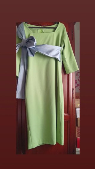 Vestido de fiesta verde con lazo plateado