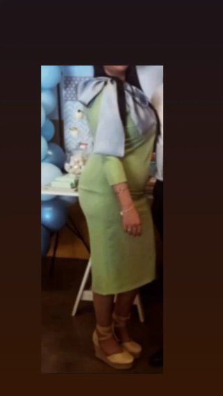 Vestido de fiesta verde con lazo plateado