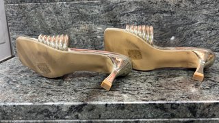 Sandalias doradas tacón Talla 36 SIN ESTRENAR.