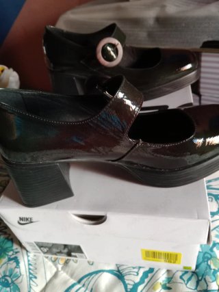 Zapatos elegantes piel charol tacón