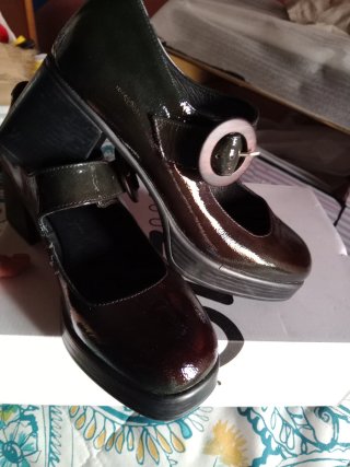 Zapatos elegantes piel charol tacón