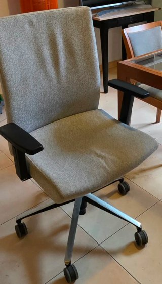 Sillón de oficina gris y negro