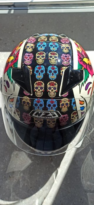 Casco moto talla XS marca NZI  diseño calaveras