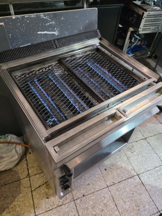 Barbacoa a gas con piedra volcánica