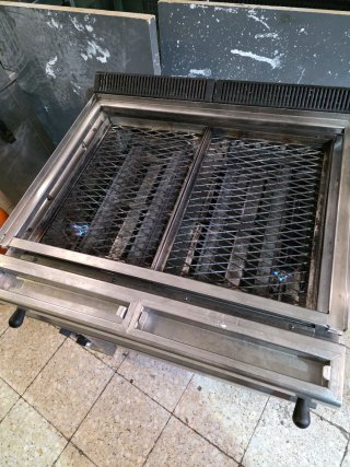 Barbacoa a gas con piedra volcánica