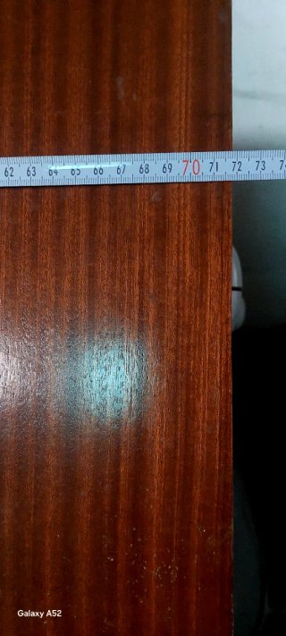 Puerta de madera con manilla dorada