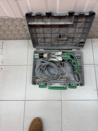 Taladro percutor Hitachi con maletín