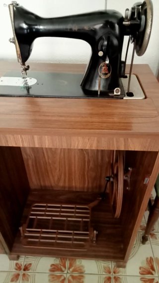 Máquina de coser Alfa con mueble y pedal