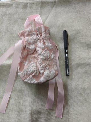 Bolso de mano rosa con flores blancas