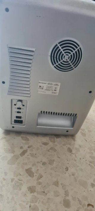 Mini nevera plateada