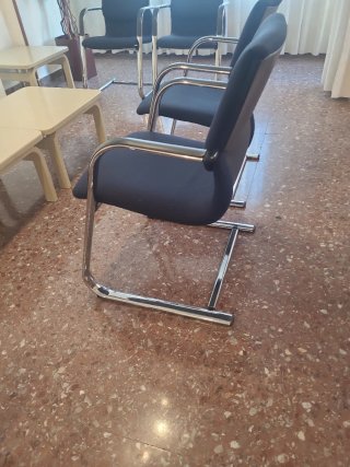 Aparador beige y sillas negras