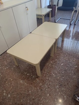 Aparador beige y sillas negras