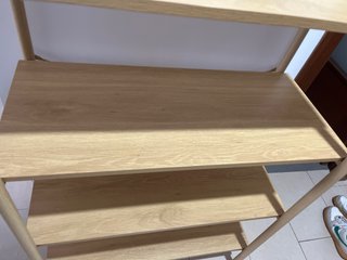 Estantería de madera clara