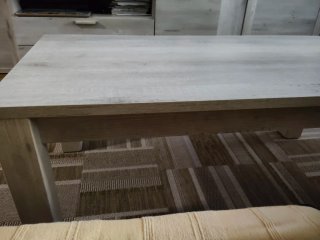 Mesa de centro de madera blanca, veteada en gris.