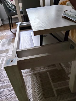 Mesa de centro de madera blanca, veteada en gris.