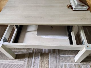 Mesa de centro de madera blanca, veteada en gris.