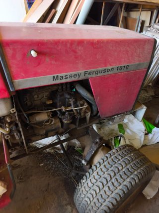 Tractor agrícola rojo