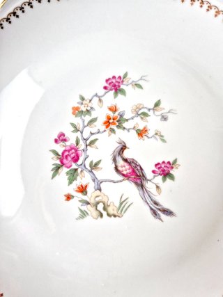 Vassoio in porcellana con uccello e fiori