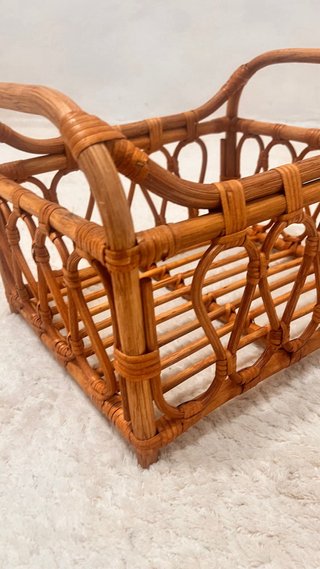 Cesta de mimbre decorativa