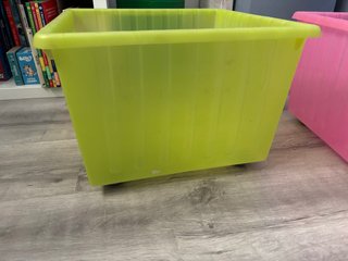 Caja de plástico verde con ruedas Ikea