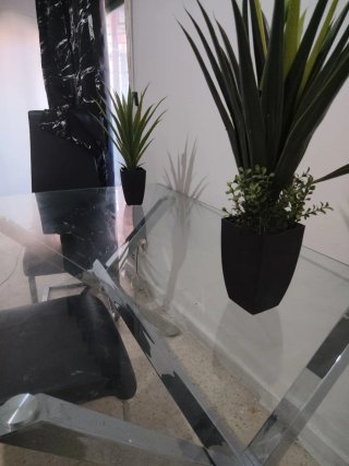 Mesa de cristal y metal con 4 sillas
