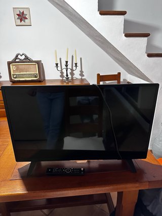 Televisor Negro y Marrón
