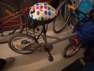 Bicicleta infantil con casco de lunares