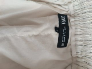Pantalón de rayas Zara beige y negro